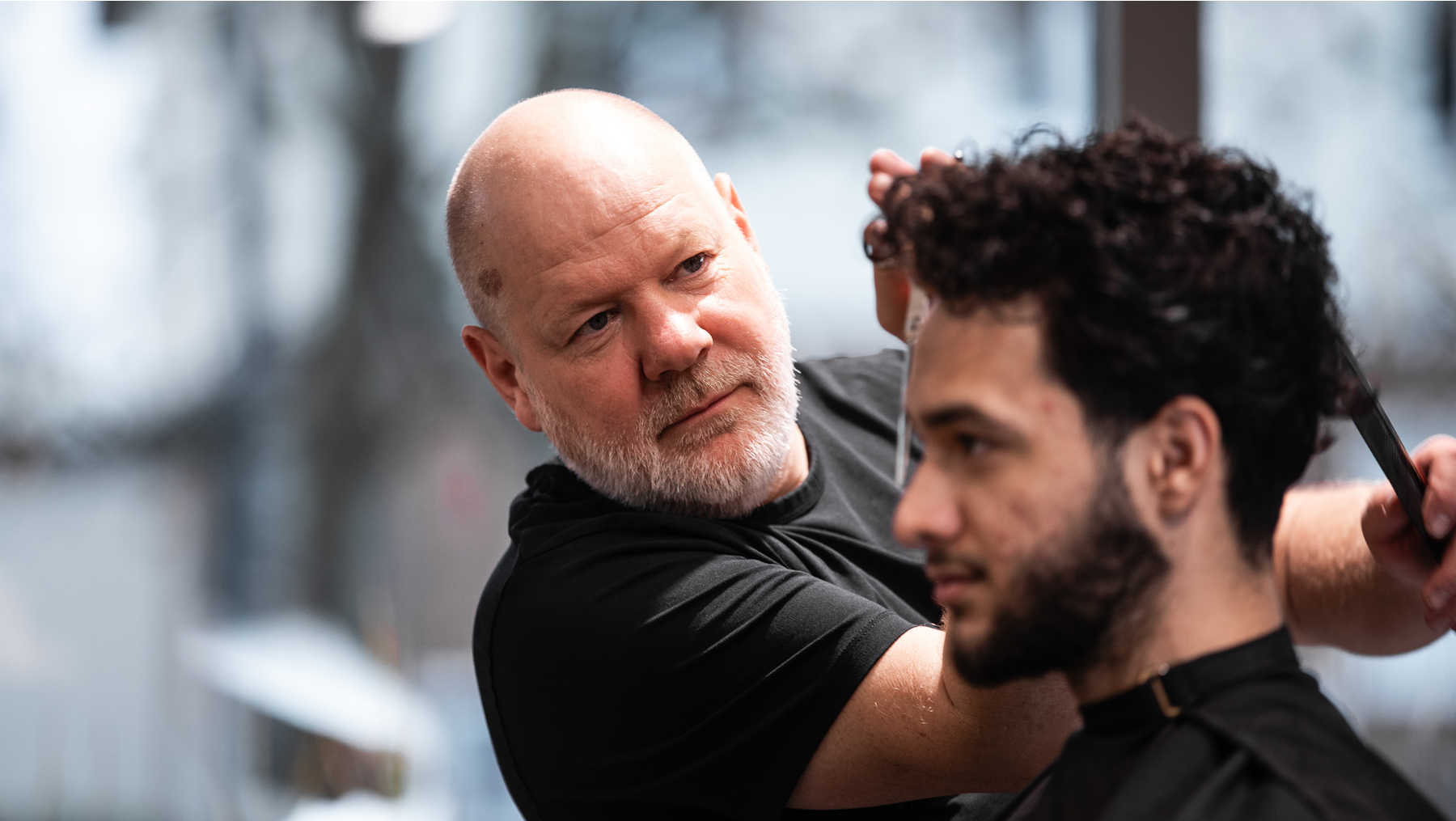 Peter Kempf mit Kunde_Kempf Friseure Aschaffenburg