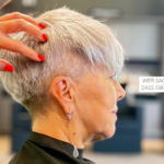 Frau mit natürlich grauen Haaren und modernem Kurzhaarschnitt bei Kempf Friseure Aschaffenburg