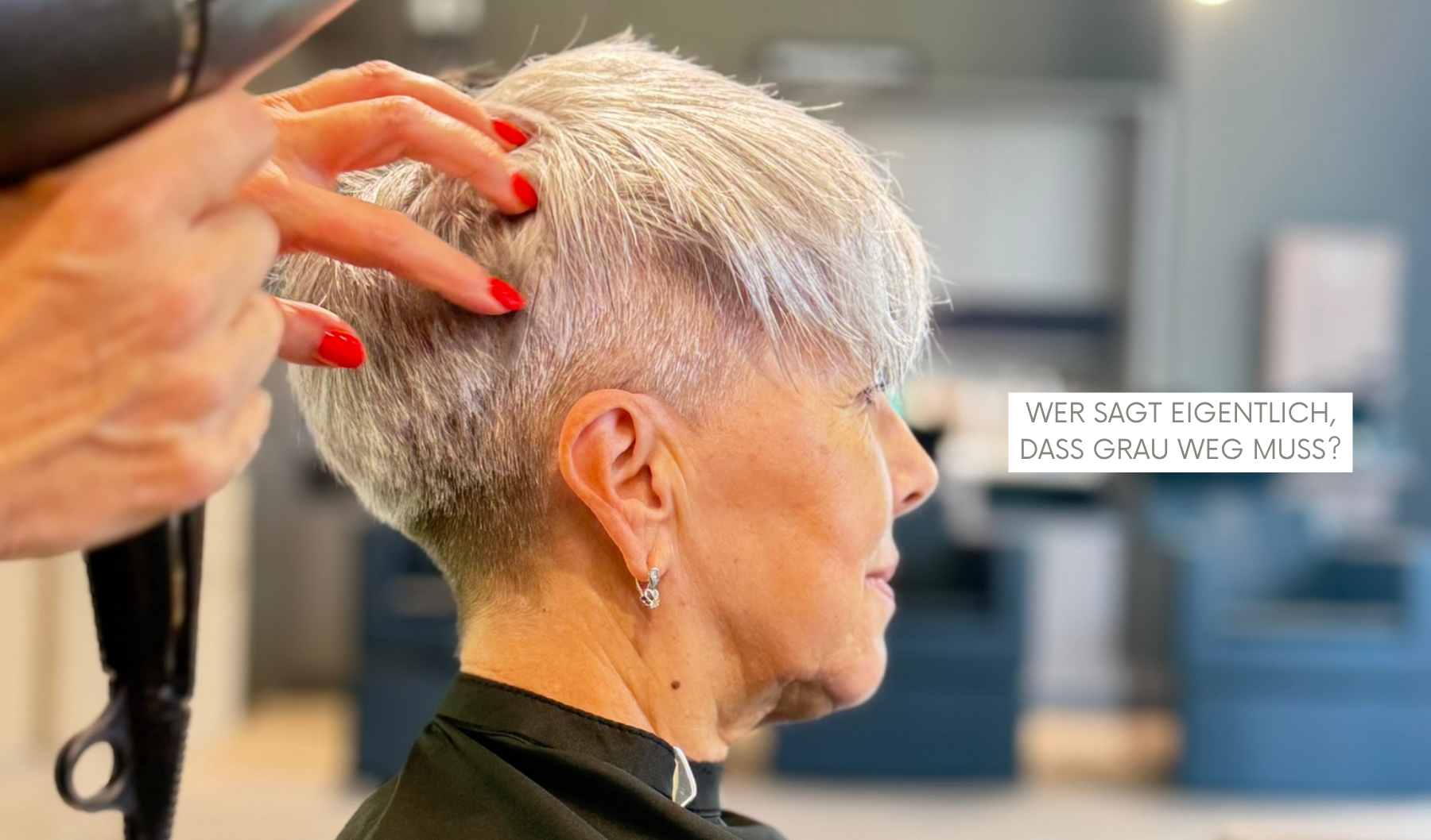 Frau mit natürlich grauen Haaren und modernem Kurzhaarschnitt bei Kempf Friseure Aschaffenburg